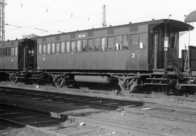 165406 Afbeelding van het rijtuig nr. C 93 (serie C 86-100) van de N.S. bij de centrale werkplaats te Haarlem.